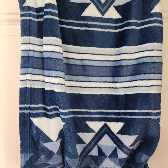 COPY - NWT Soft Hurley Blue throw / Blanket - Picture 6 of 7